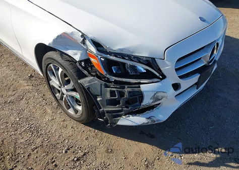 2015 Mercedes-Benz C 300 4Matic z USA, uszkodzony, nr VIN 55SWF4KB1FU039770